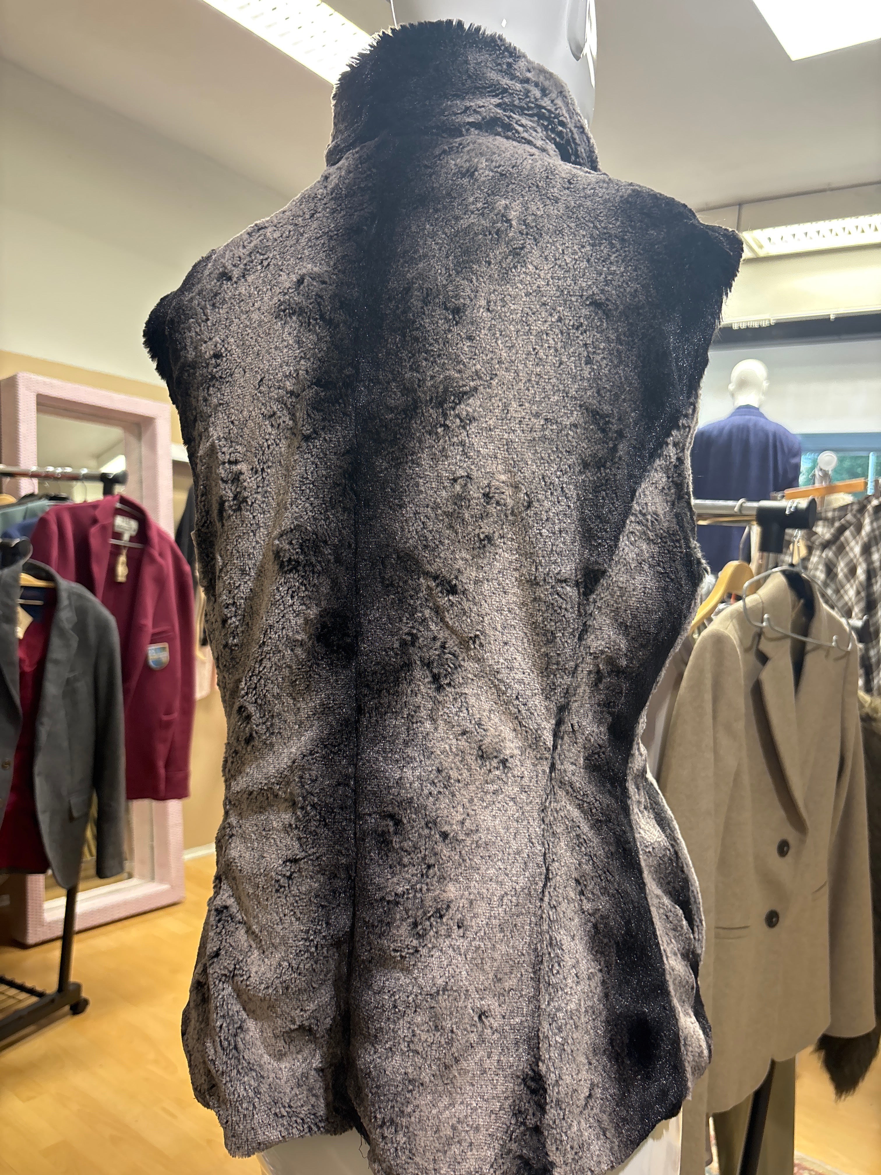 Gerry Weber karvaliivi polyester koko 38, kiinnikkeet edessä,