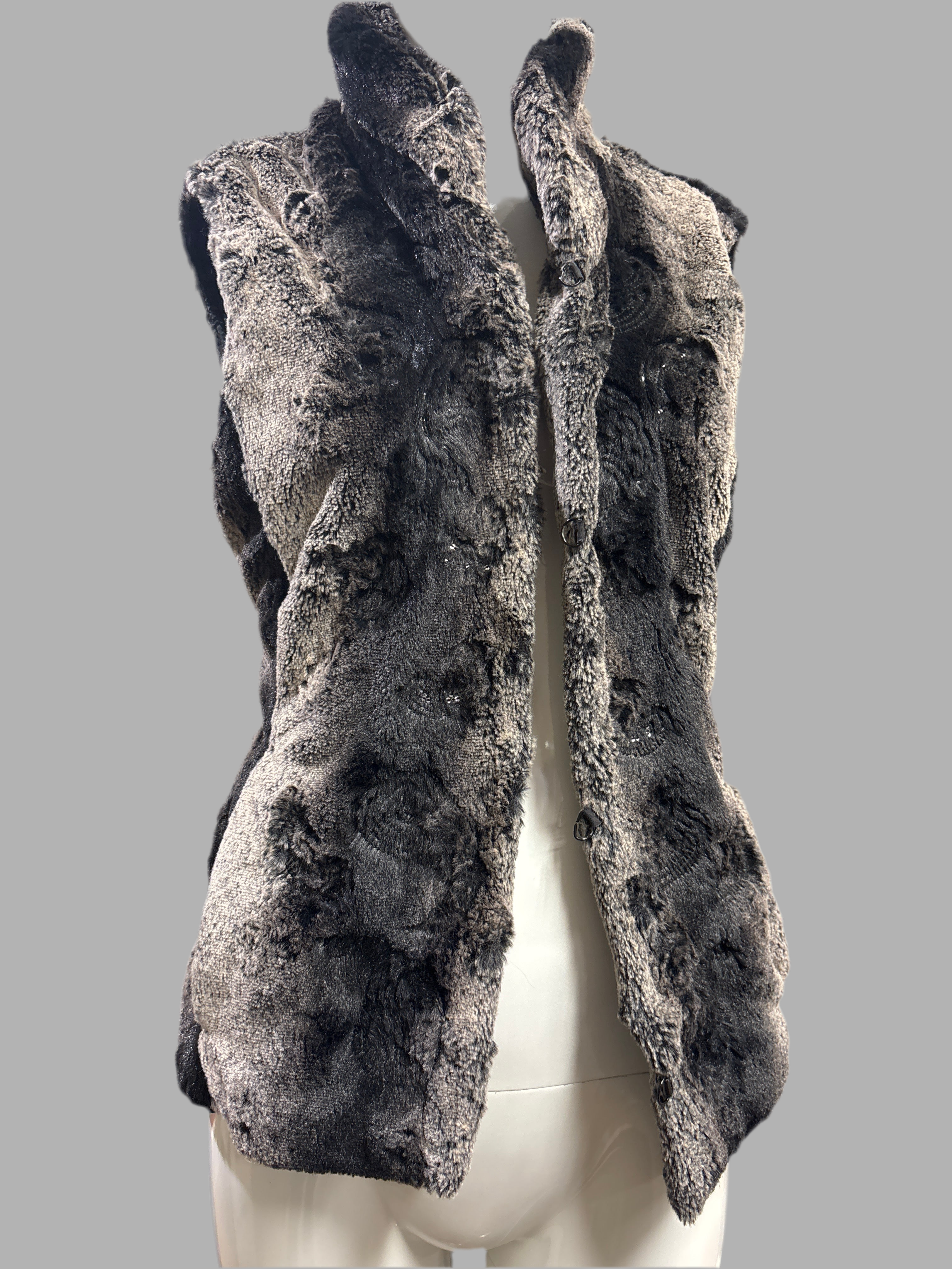 Gerry Weber karvaliivi polyester koko 38, kiinnikkeet edessä,